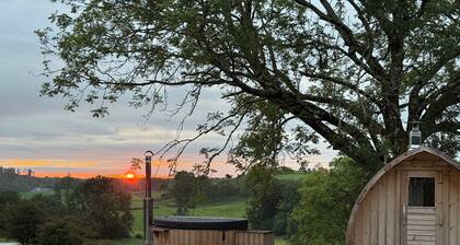 Clonbur-Cong Connemara Lakes Delight. Hot Tub + Sauna + BBQ. Pet friendly.