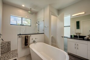 Hair dryer, towels - Last Minute Villa Majadama - on water, pool, spa, boating (Cape Coral)