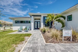 Exterior - Last Minute Villa Majadama - on water, pool, spa, boating (Cape Coral)