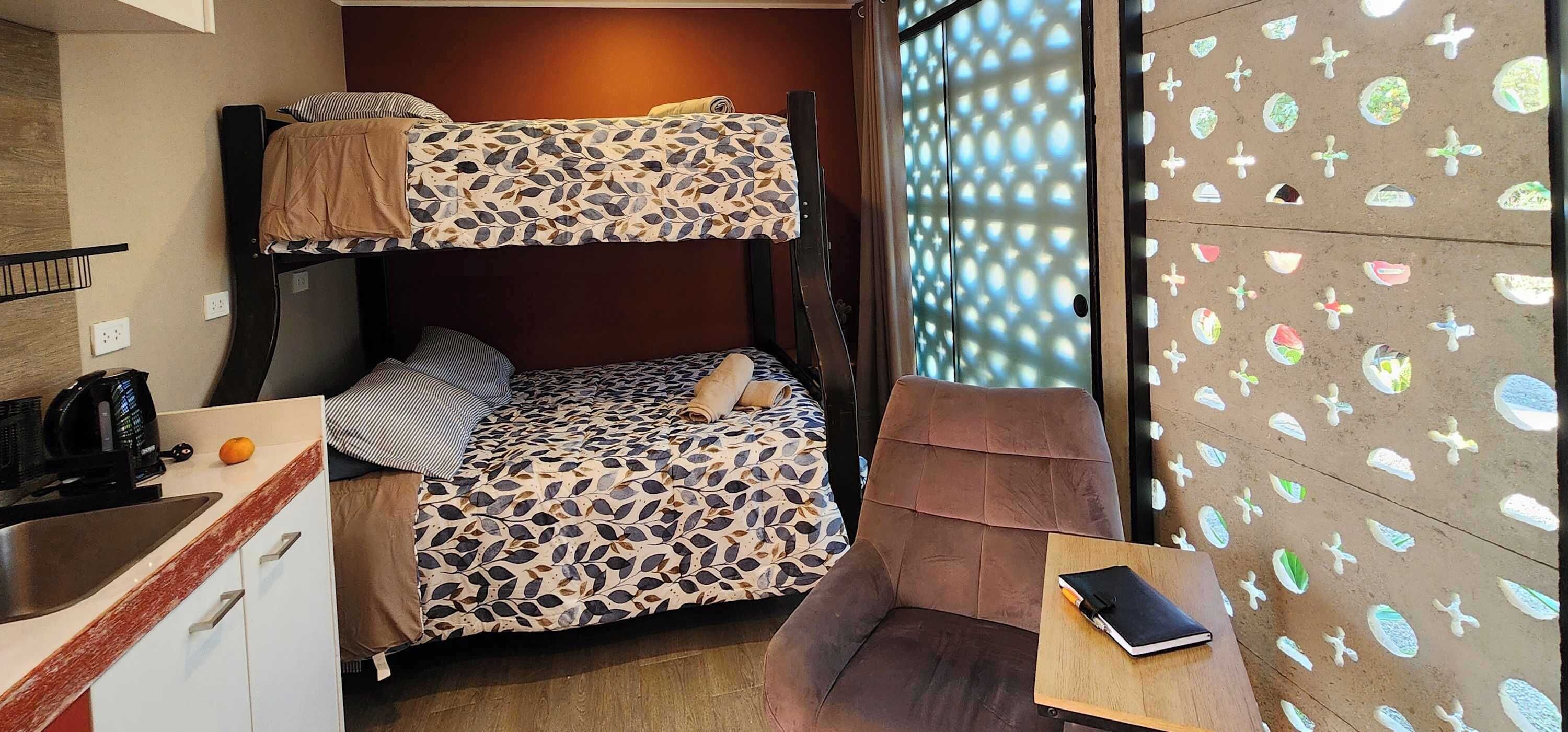 Escritorio, tabla de planchar con plancha, wifi y ropa de cama 