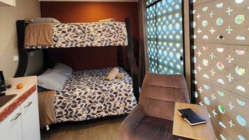 Escritorio, tabla de planchar con plancha, wifi y ropa de cama