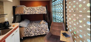 Escritorio, tabla de planchar con plancha, wifi y ropa de cama