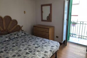 Iron/ironing board, WiFi, bed sheets - Celeste sea view vacation home with parking (Portici)