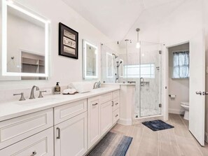 Shower, hair dryer, towels - High Ceilings | Fenced Yard | Bright Interiors (Austin)