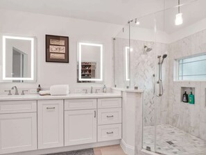 Douche, sèche-cheveux, serviettes fournies