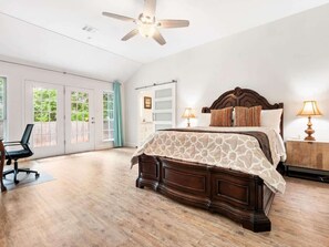 2 bedrooms, iron/ironing board, travel cot, WiFi - High Ceilings | Fenced Yard | Bright Interiors (Austin)