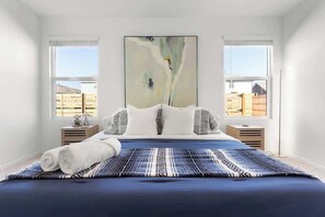 3 bedrooms, iron/ironing board, travel cot, WiFi - Modern Cozy Home - Quiet Street - Sleeps 6 (Kyle)