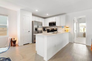 Fridge, microwave, oven, stovetop - Modern Cozy Home - Quiet Street - Sleeps 6 (Kyle)