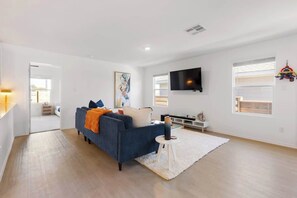 TV, offices - Modern Cozy Home - Quiet Street - Sleeps 6 (Kyle)