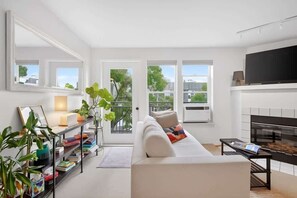 TV, fireplace - Secure Parking - Downtown Views - Walk Score 96 (Seattle)