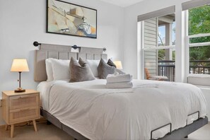 1 bedroom, iron/ironing board, travel cot, WiFi - Secure Parking - Downtown Views - Walk Score 96 (Seattle)