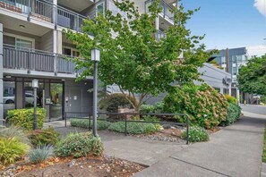 Exterior detail - Secure Parking - Downtown Views - Walk Score 96 (Seattle)