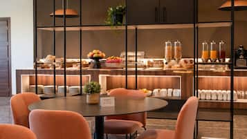 بوفيه فطور يوميًا بتكلفة قدرها (12 EUR للشخص)