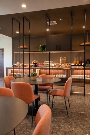 Se ofrece un desayuno bufé (12 EUR por persona)