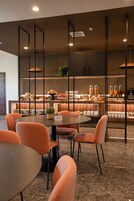 Desayuno buffet todos los días (con cargo)
