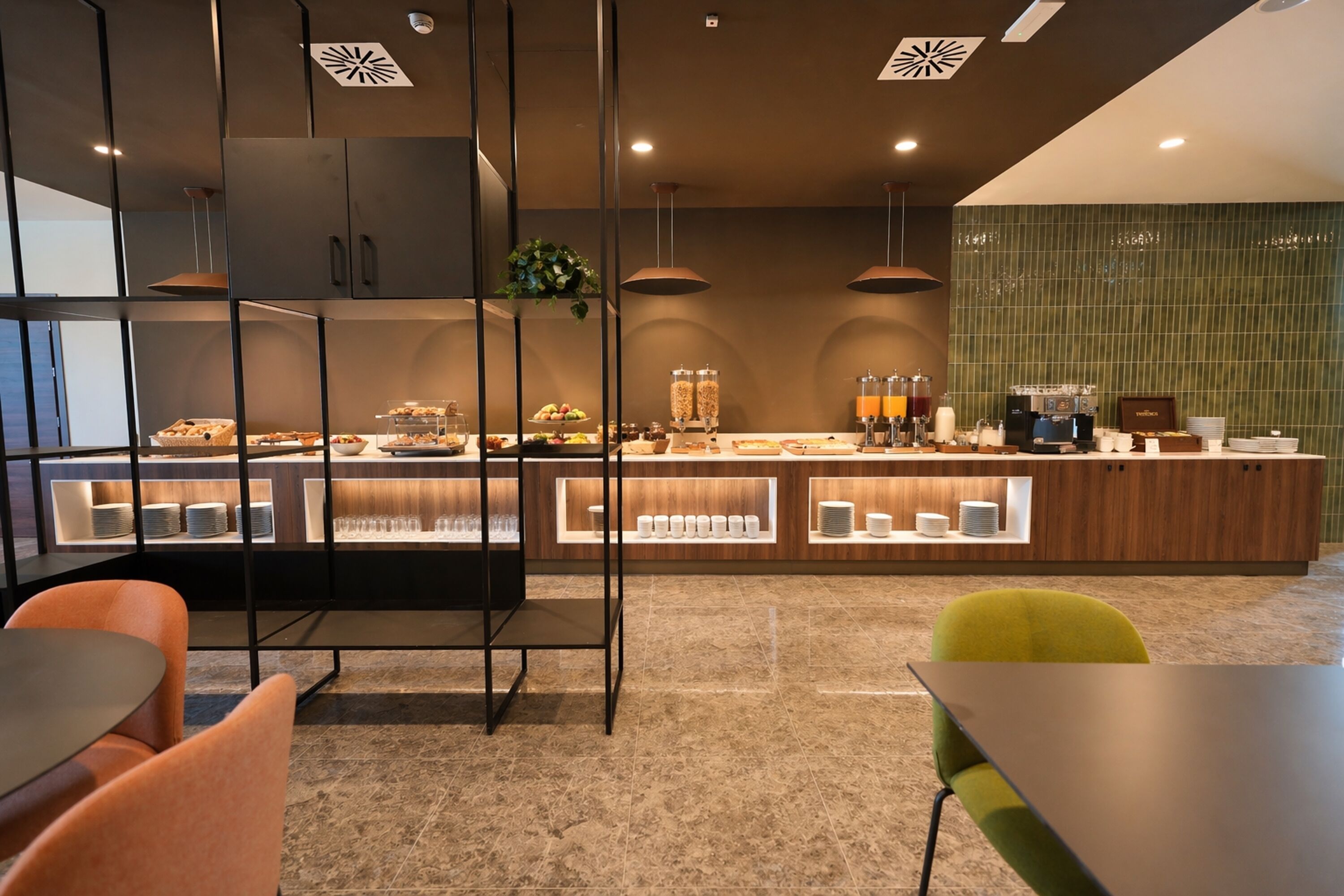 อาหารเช้าแบบบุฟเฟ่ต์ทุกวัน (EUR 12 ต่อคน)