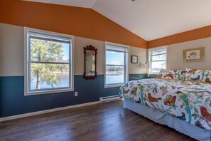 2 bedrooms, desk, WiFi, bed sheets - The Blackbird Inn on Rice Lake (Rice Lake)