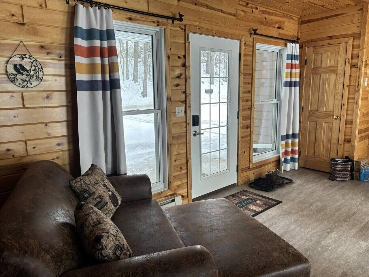 Télévision, cheminée, livres, chaîne hi-fi