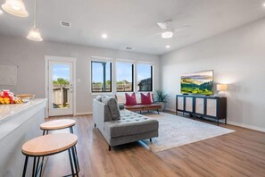 TV, offices - Open Kitchen - Covered Patio - Private Backyard (Buda)