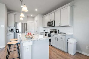 Fridge, microwave, oven, stovetop - Open Kitchen - Covered Patio - Private Backyard (Buda)