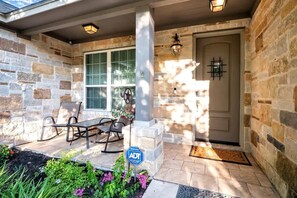 Outdoor dining - Hot Tub | River Nearby | Quiet Street (Bastrop)