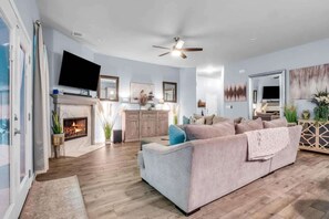TV, fireplace, video games, offices - Hot Tub | River Nearby | Quiet Street (Bastrop)