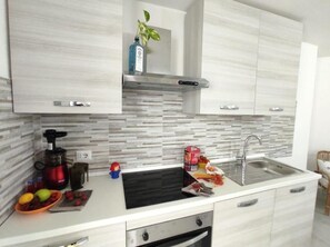 Microwave, oven, stovetop, dishwasher - Studio apartment in Orosei, in a quiet area with all amenities. (Orosei)