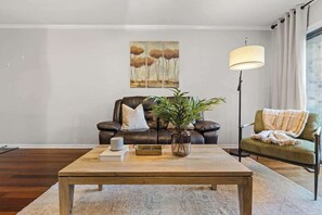 Televisión, chimenea y oficina 