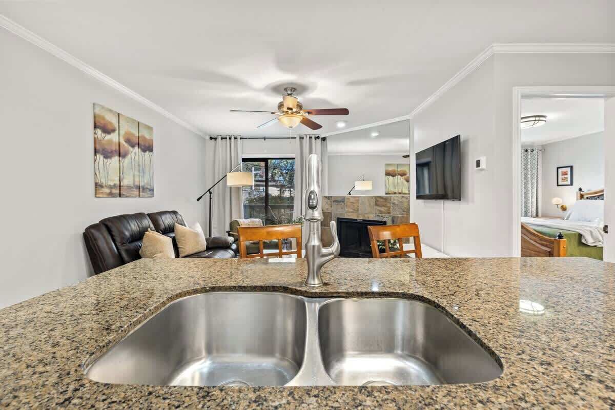 1 bedroom, desk, iron/ironing board, WiFi