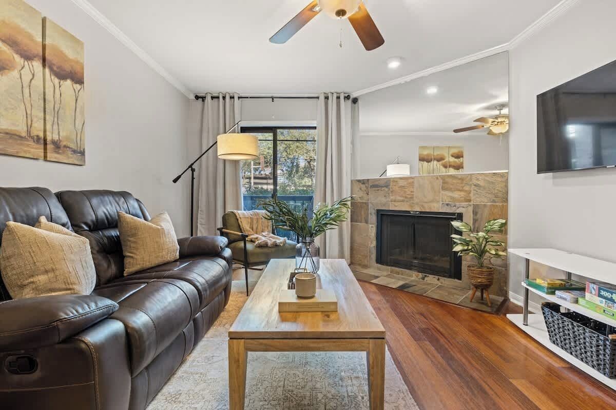 Televisión, chimenea, oficina