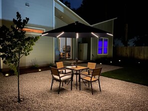 Outdoor dining - 15 Min to Downtown with Backyard & Parking (Austin)