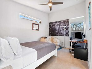 3 bedrooms, iron/ironing board, travel cot, WiFi - 15 Min to Downtown with Backyard & Parking (Austin)