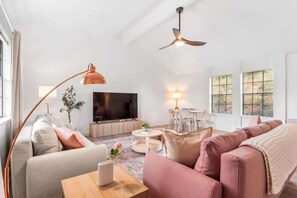 TV, fireplace, offices - Renovated Austin 3BR, Sleeps 10, Near Domain (Austin)