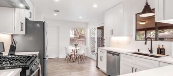 Renovated Austin 3BR, Sleeps 10, Near Domain