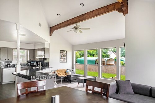 Lakefront 2BR house - Boathouse & Pier