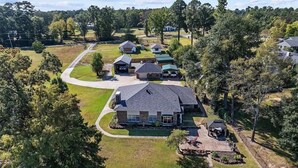 A residential area with houses, a winding driveway, and a large lawn. - Romantic 2BR on Cross Lake Boat Slip, Pier & RV Parking, family friendly (Shreveport)