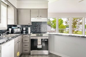 Réfrigérateur, four à micro-ondes, un four, surface de cuisson