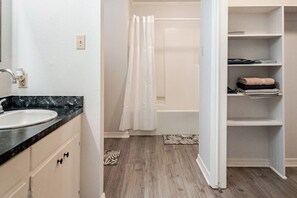 Towels, soap, toilet paper - Lakefront 2BR house - Boathouse & Pier (Shreveport)