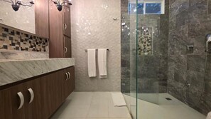 Superior tweepersoonskamer | Badkamer | Een douche, gratis toiletartikelen, handdoeken, zeep