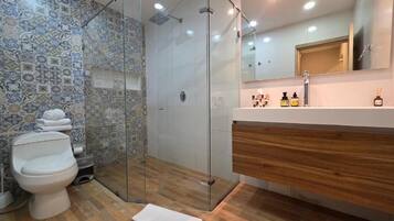 Camera familiare | Bagno | Doccia, set di cortesia gratuito, asciugamani, sapone
