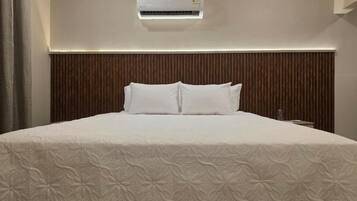 Familiekamer | Een kluis op de kamer, een laptopwerkplek, een strijkplank/strijkijzer