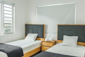 Apartemen, pemandangan kolam renang | Setrika/meja setrika dan Wi-Fi gratis