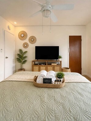 2 bedrooms, iron/ironing board, free WiFi, bed sheets - The Emerald Palms Tropical Beach Villa (Hollywood)
