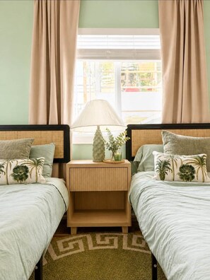 2 bedrooms, iron/ironing board, free WiFi, bed sheets - The Emerald Palms Tropical Beach Villa (Hollywood)