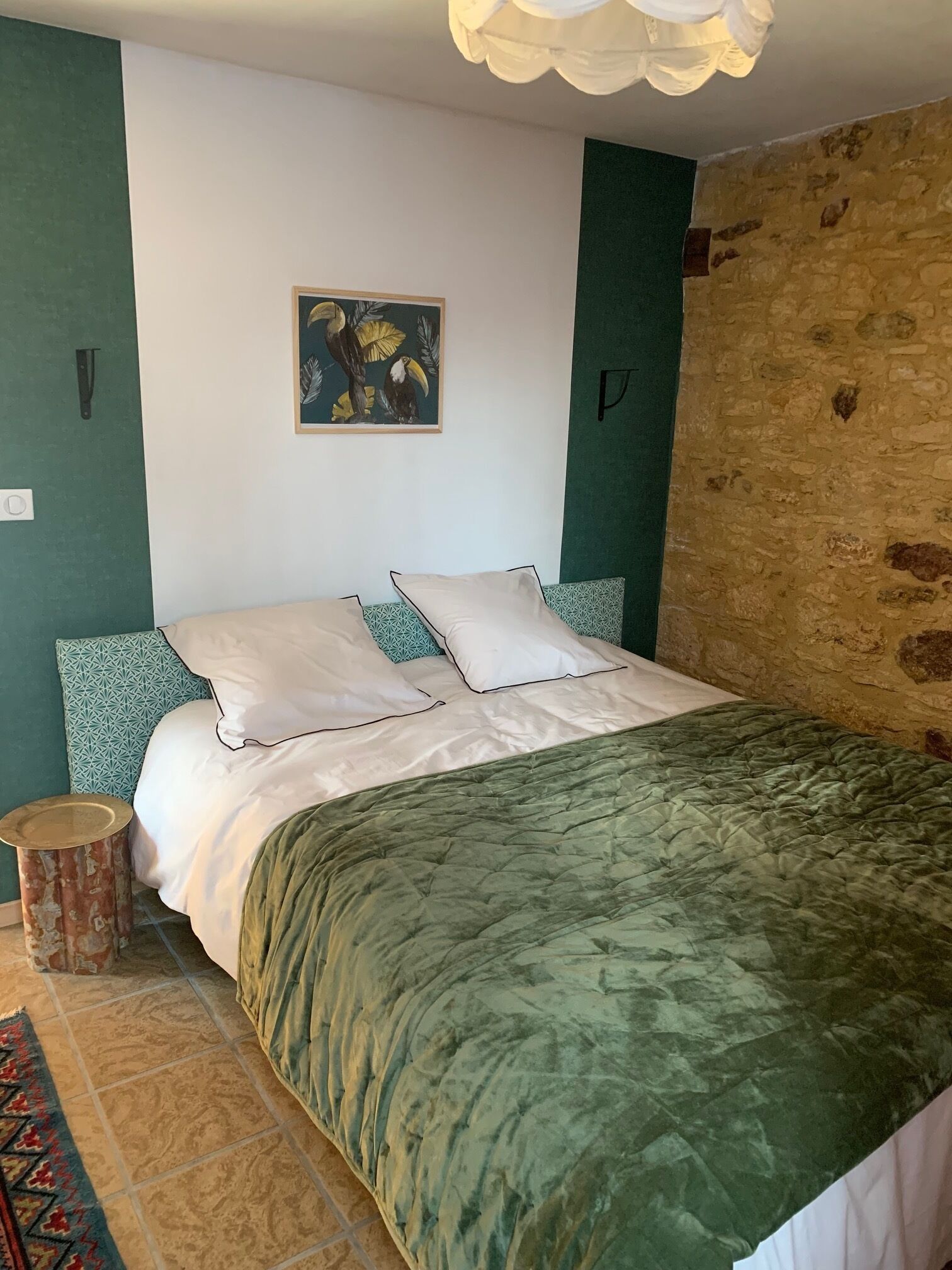 Een strijkplank/strijkijzer, wifi, beddengoed