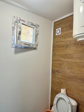 Regadera, secadora de cabello, toallas, jabón