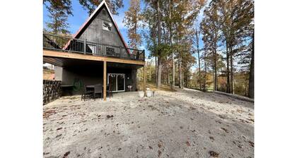 Cozy 2-bedroom A-Frame in Oneida, TN
