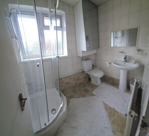 Douche, séchoir à cheveux, serviettes fournies, savon