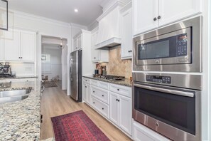 Microwave, oven, stovetop, dishwasher - Masters Week Stay in Bartram Trail Golf Community! (Evans)
