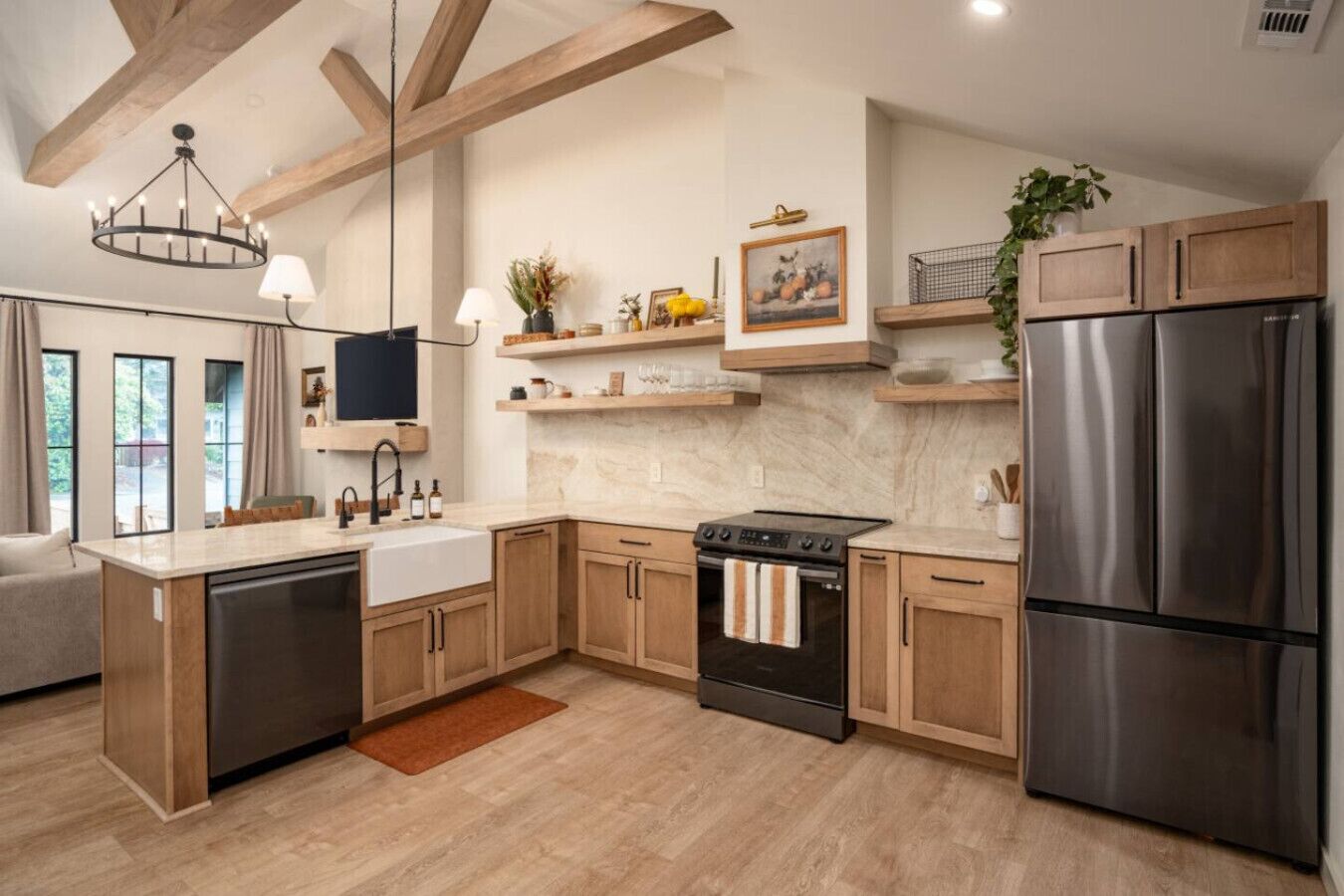 Réfrigérateur, four à micro-ondes, un four, surface de cuisson